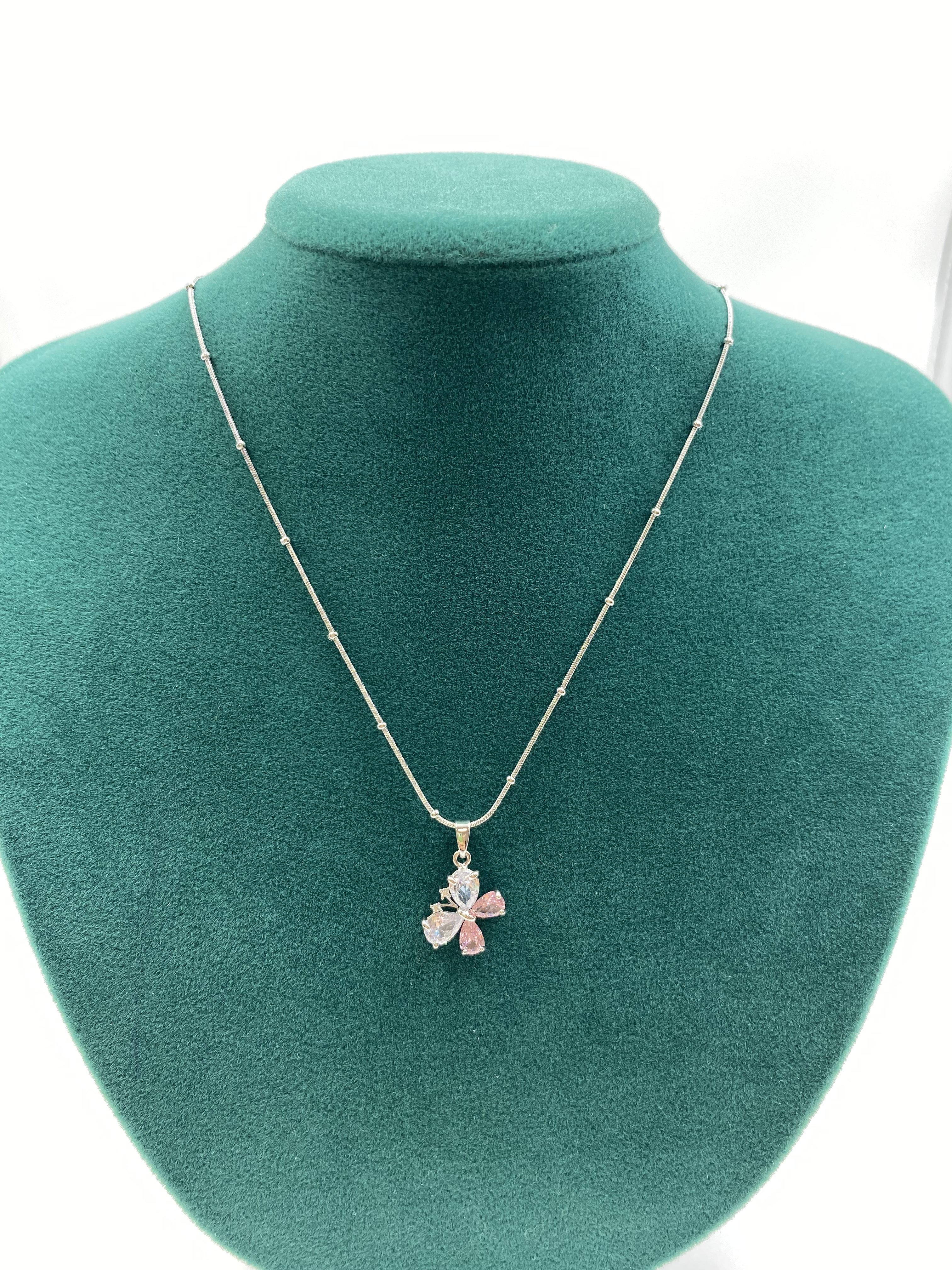 Kelebek Model Taşlı Kolye