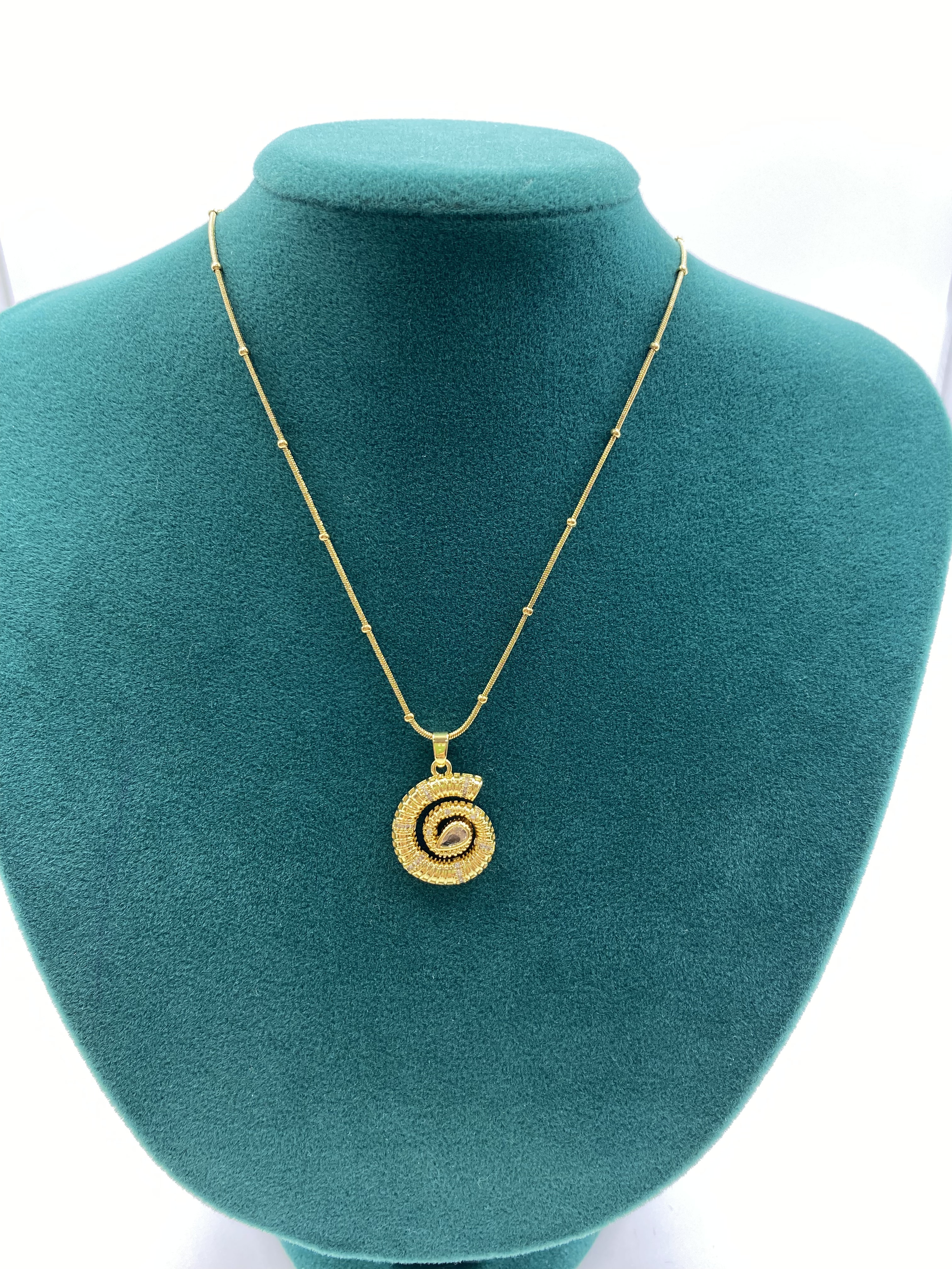 Taşlı Molan Model Gold Renk Kolye