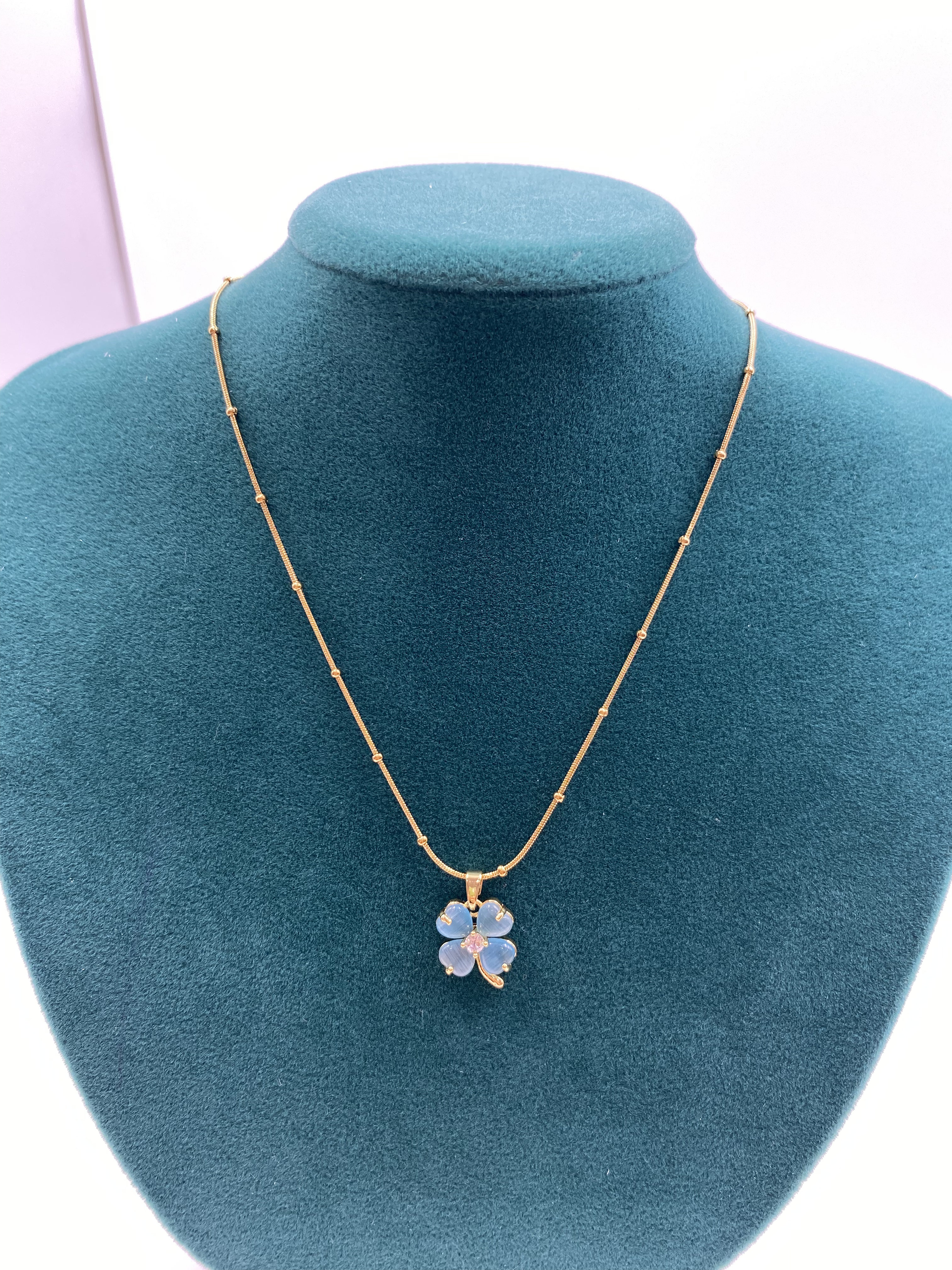 Mavi Yonca Detaylı Gold Renk Kolye