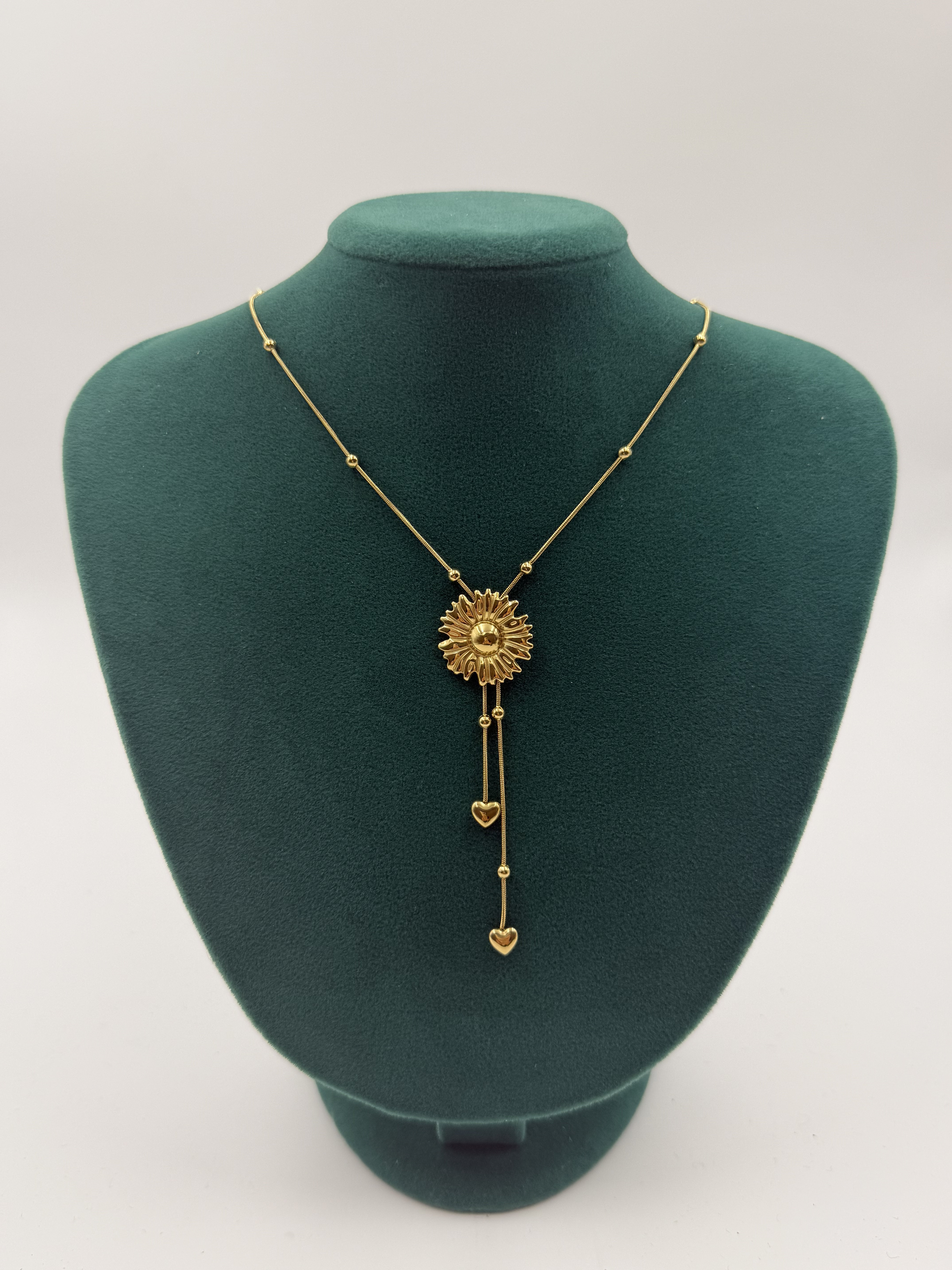 Çiçek Desenli Kalp Sallantılı Kolye