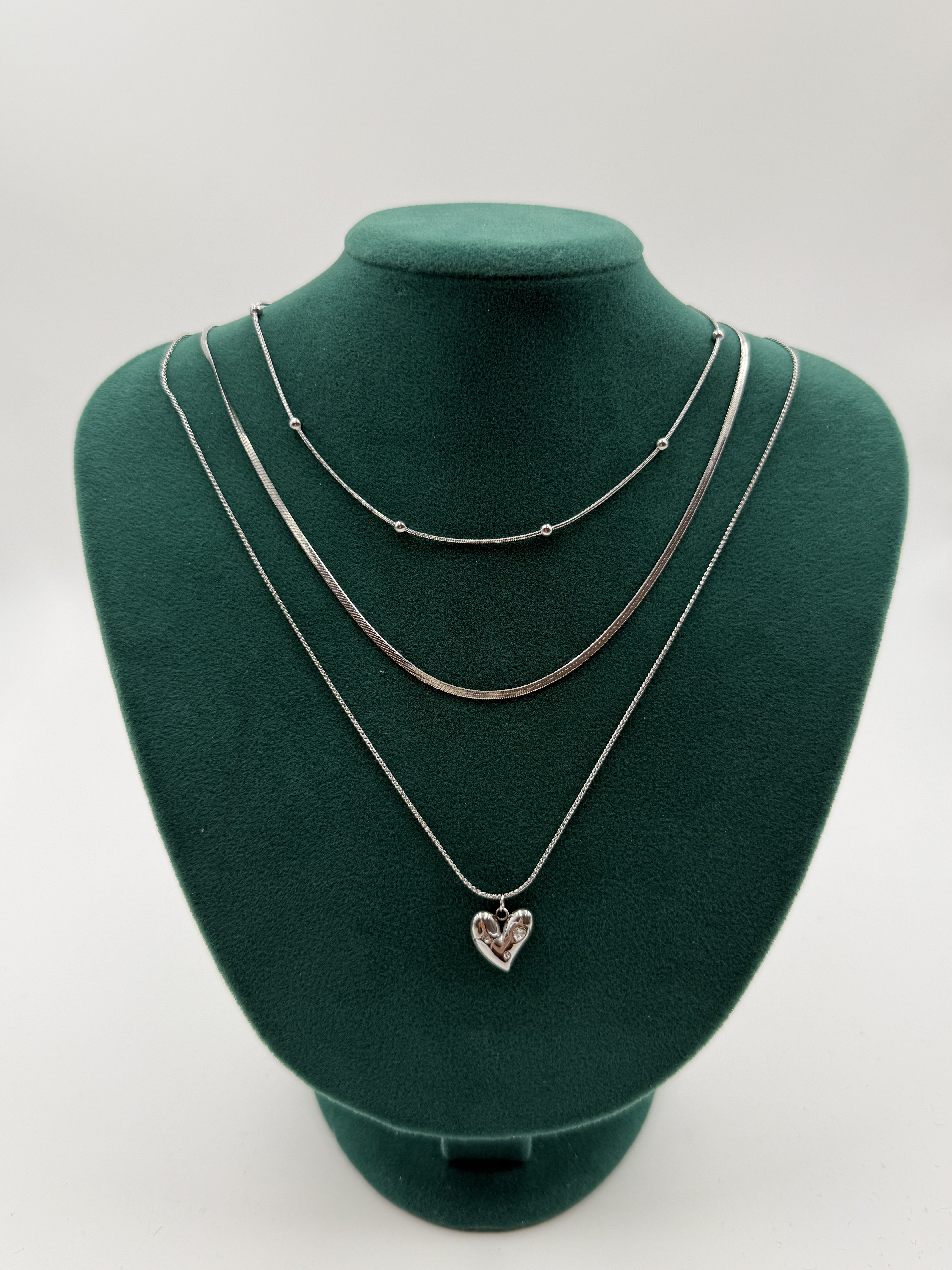 Üçlü Kalp Sallantılı Gümüş Renk Kolye