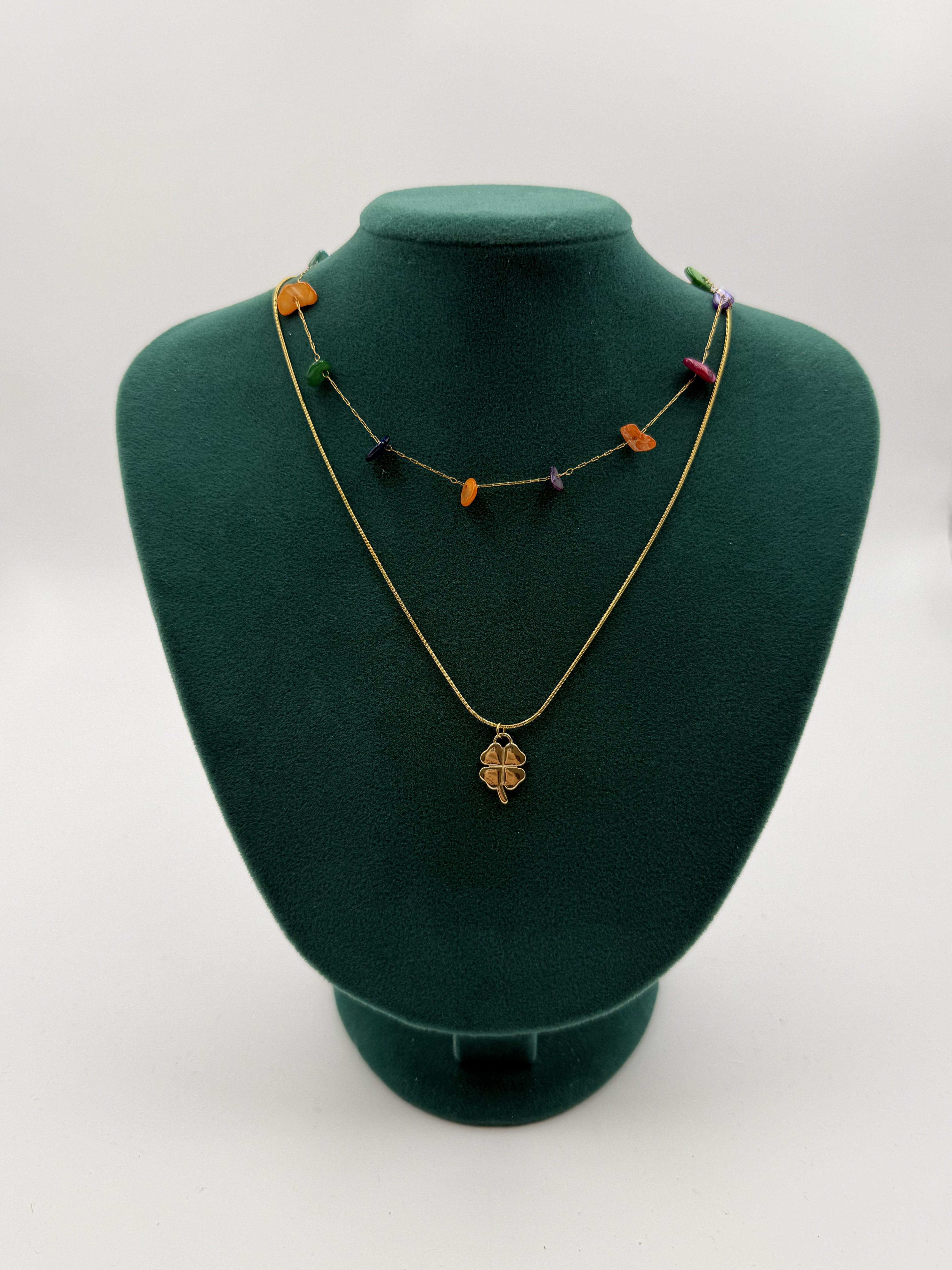 Renkli Taşlı Yaprak Detaylı Kolye