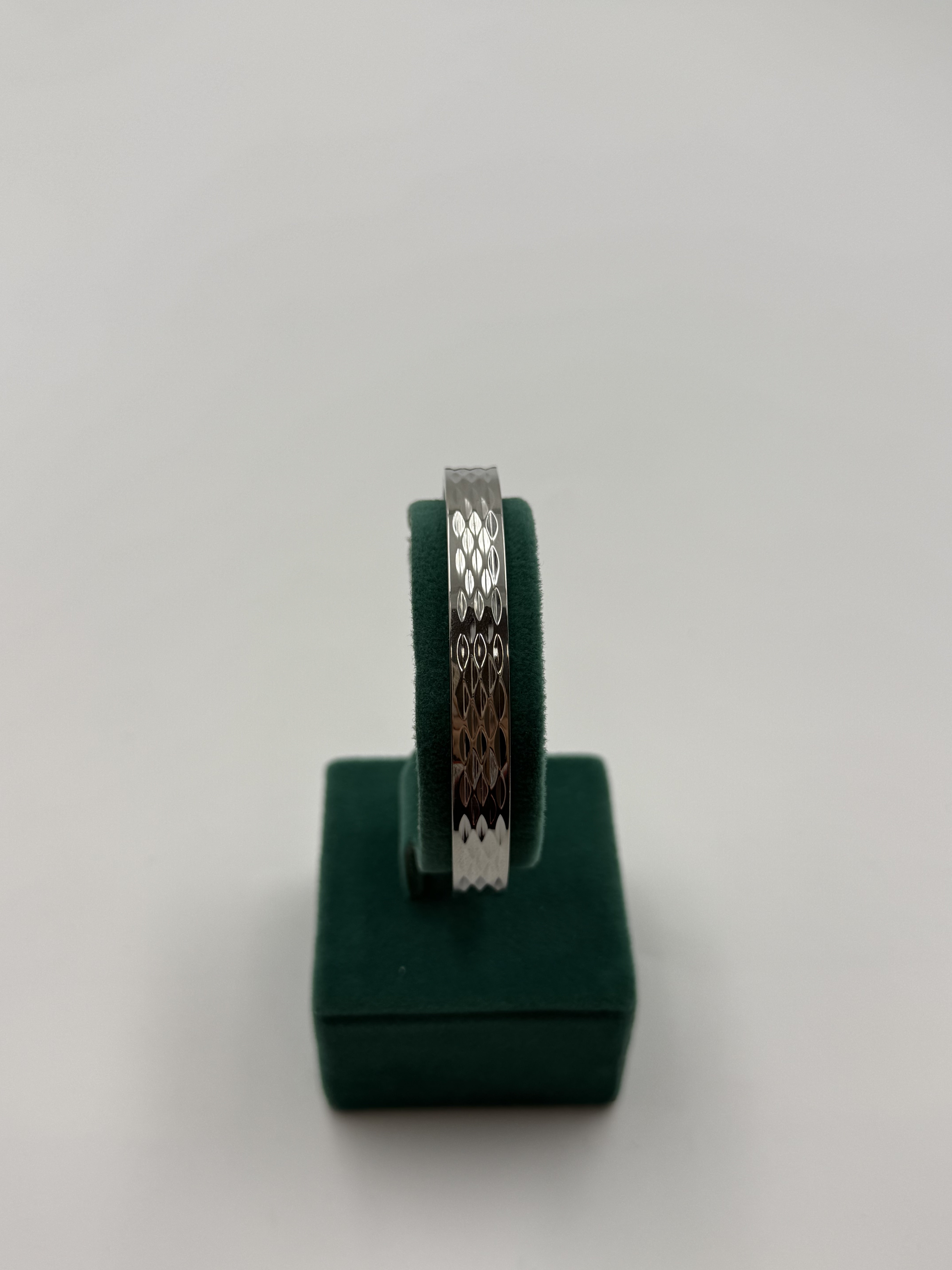 Baklava Desenli Gümüş Renk Kelepçe