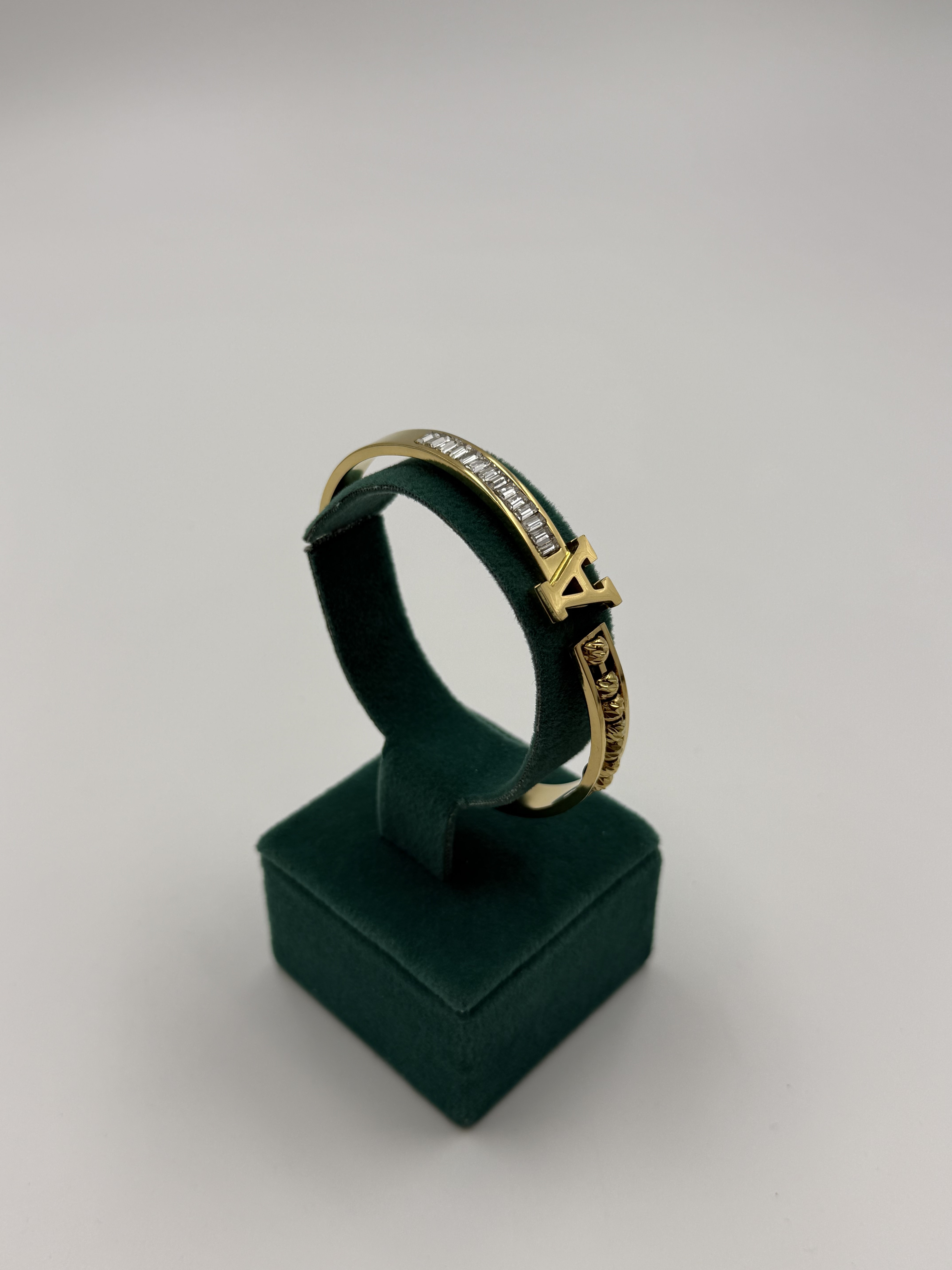 A Harfli Taşlı Kelepçe