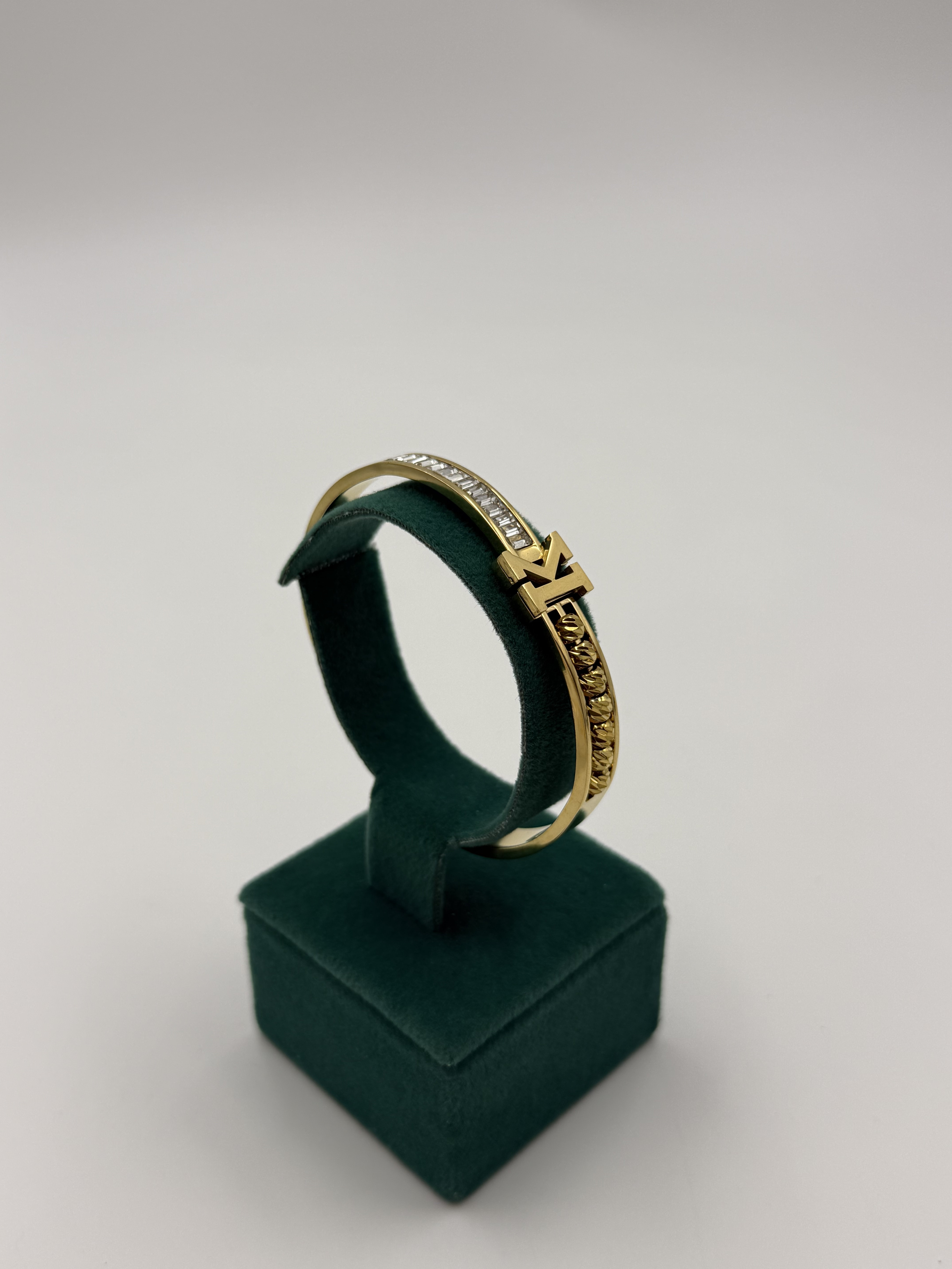 K Harfli Taşlı Kelepçe