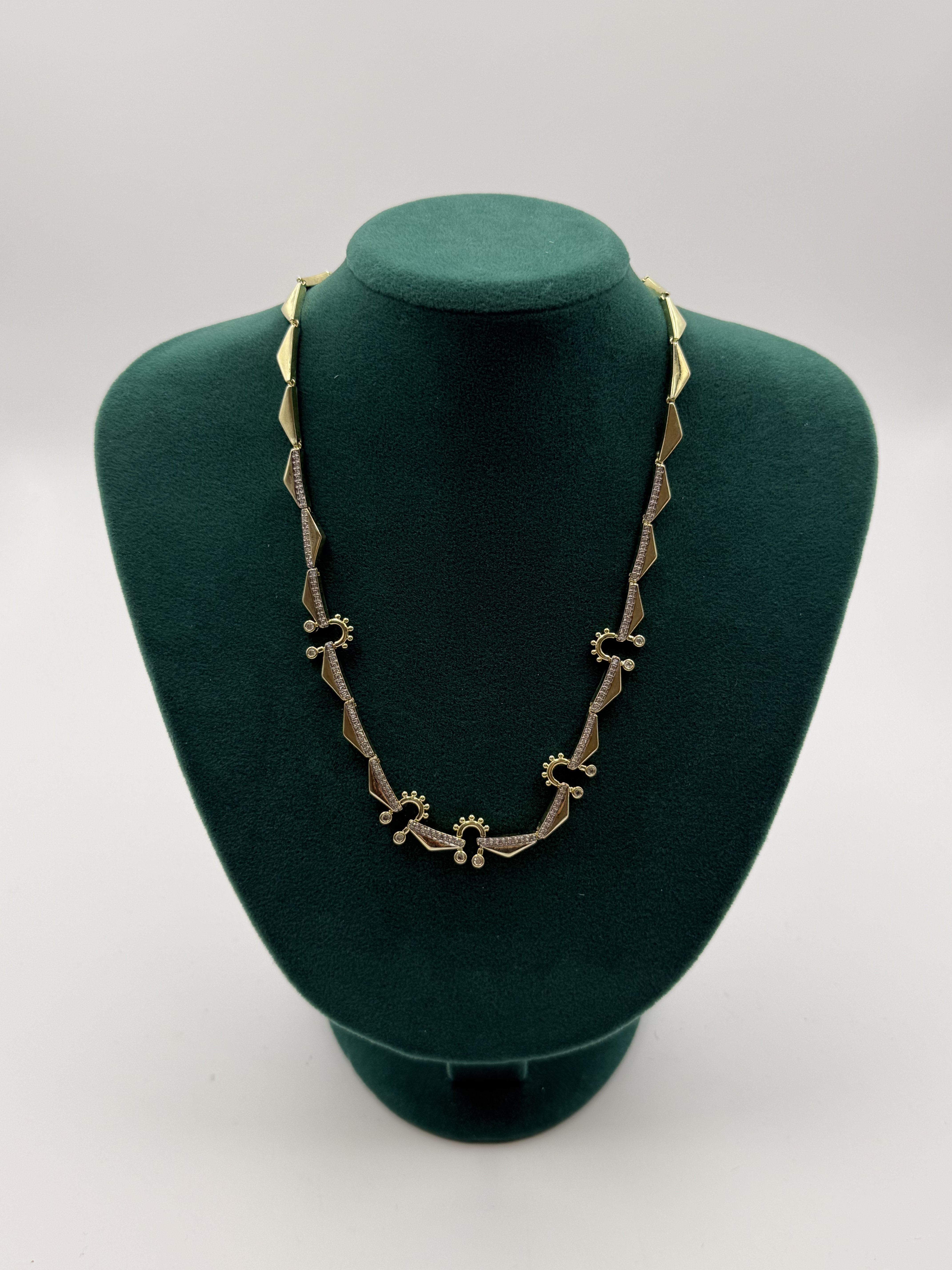 Nal Geçişli Tasarım Taşlı Kolye